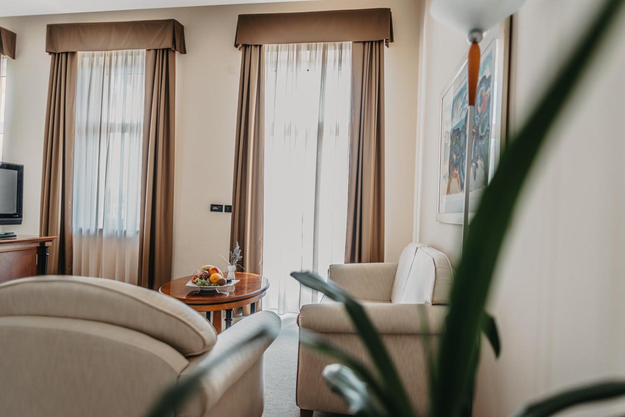 Luxuriöses Doppelzimmer mit Balkon und Meerblick