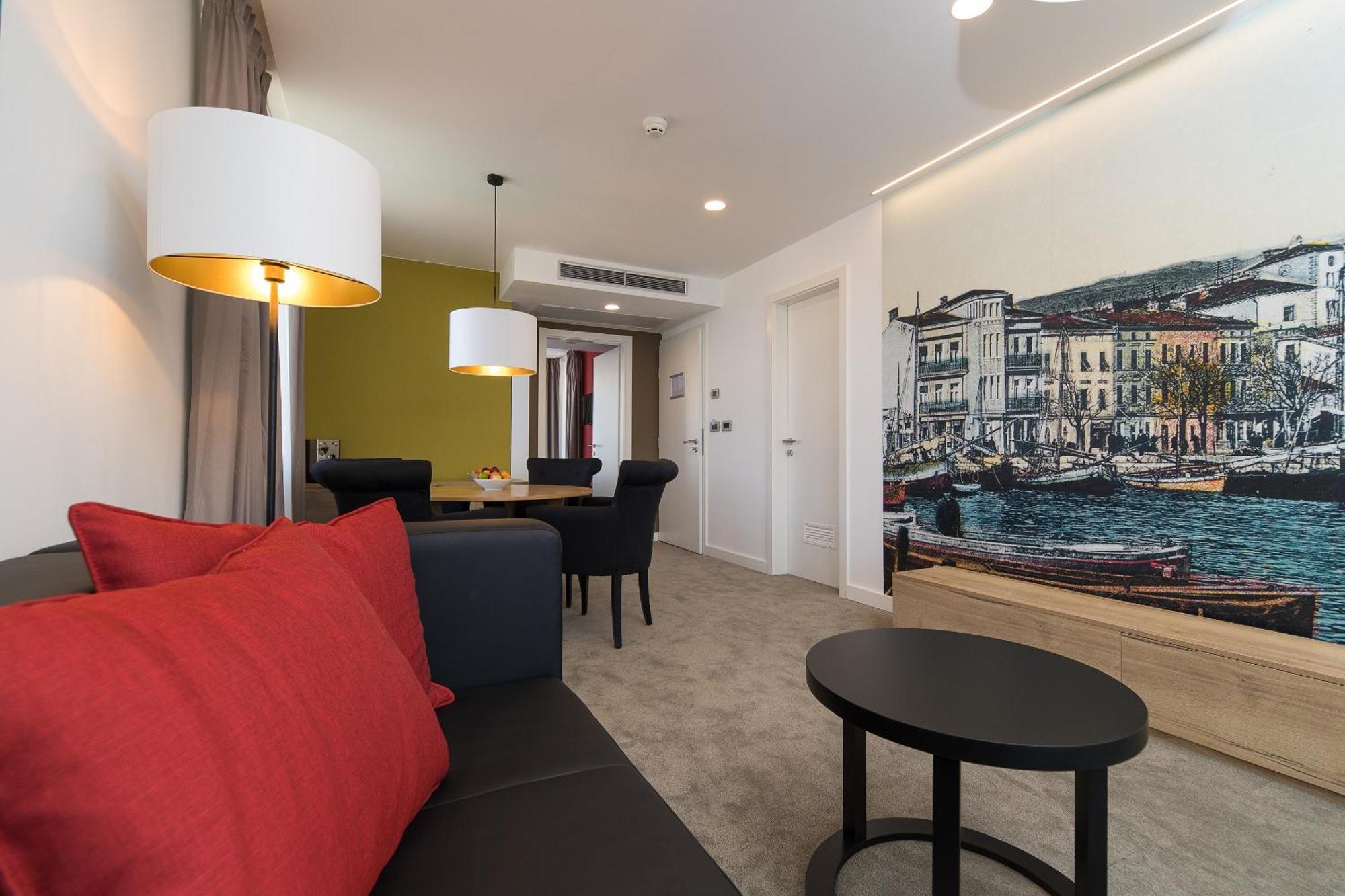Superior Suite mit seitlichem Meerblick und Balkon