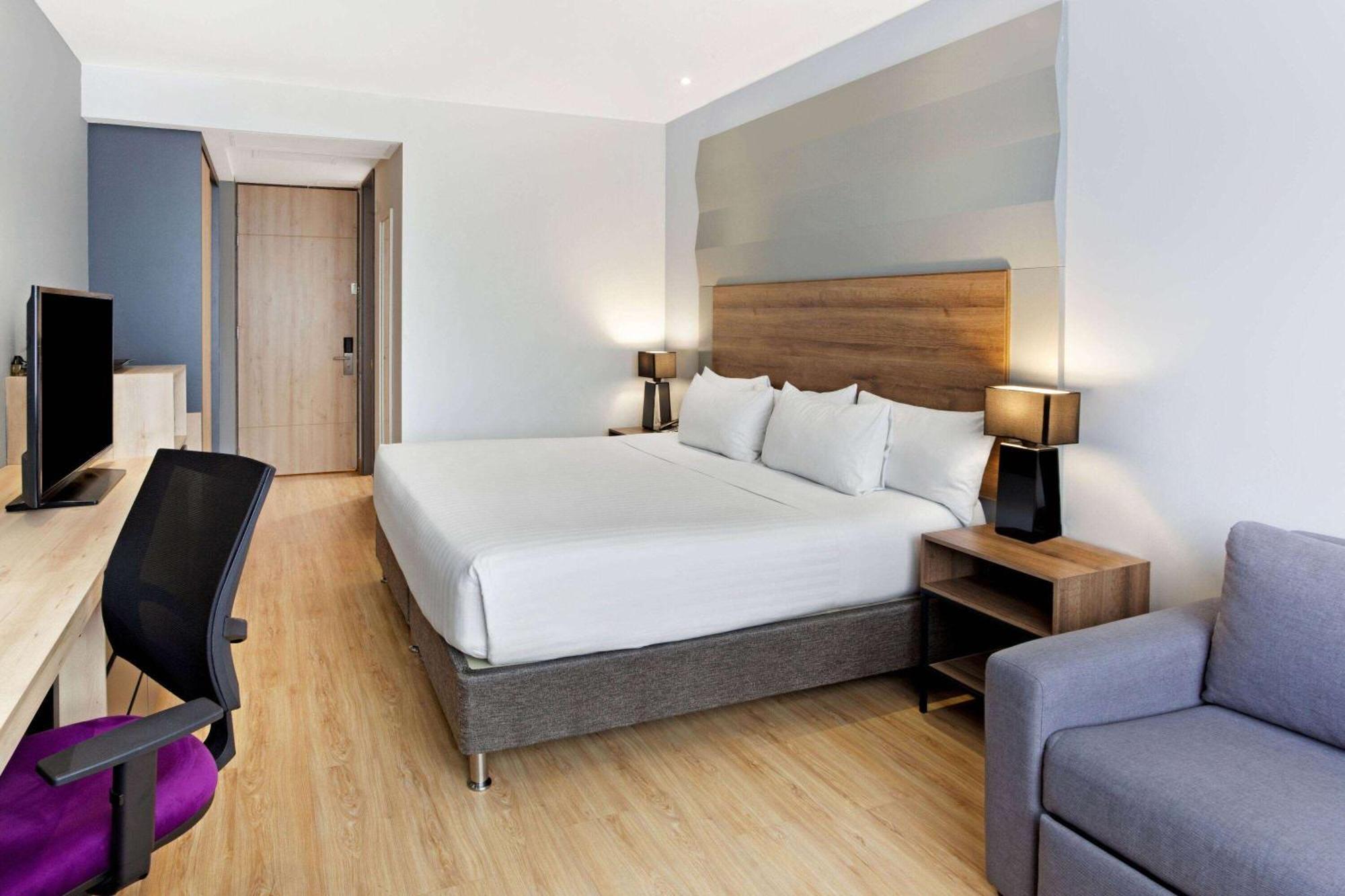 Habitación con cama extragrande.