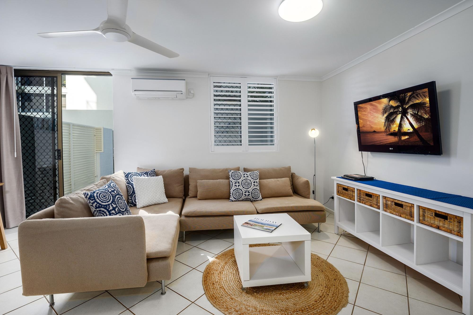 One-Bedroom Apartment with Courtyard