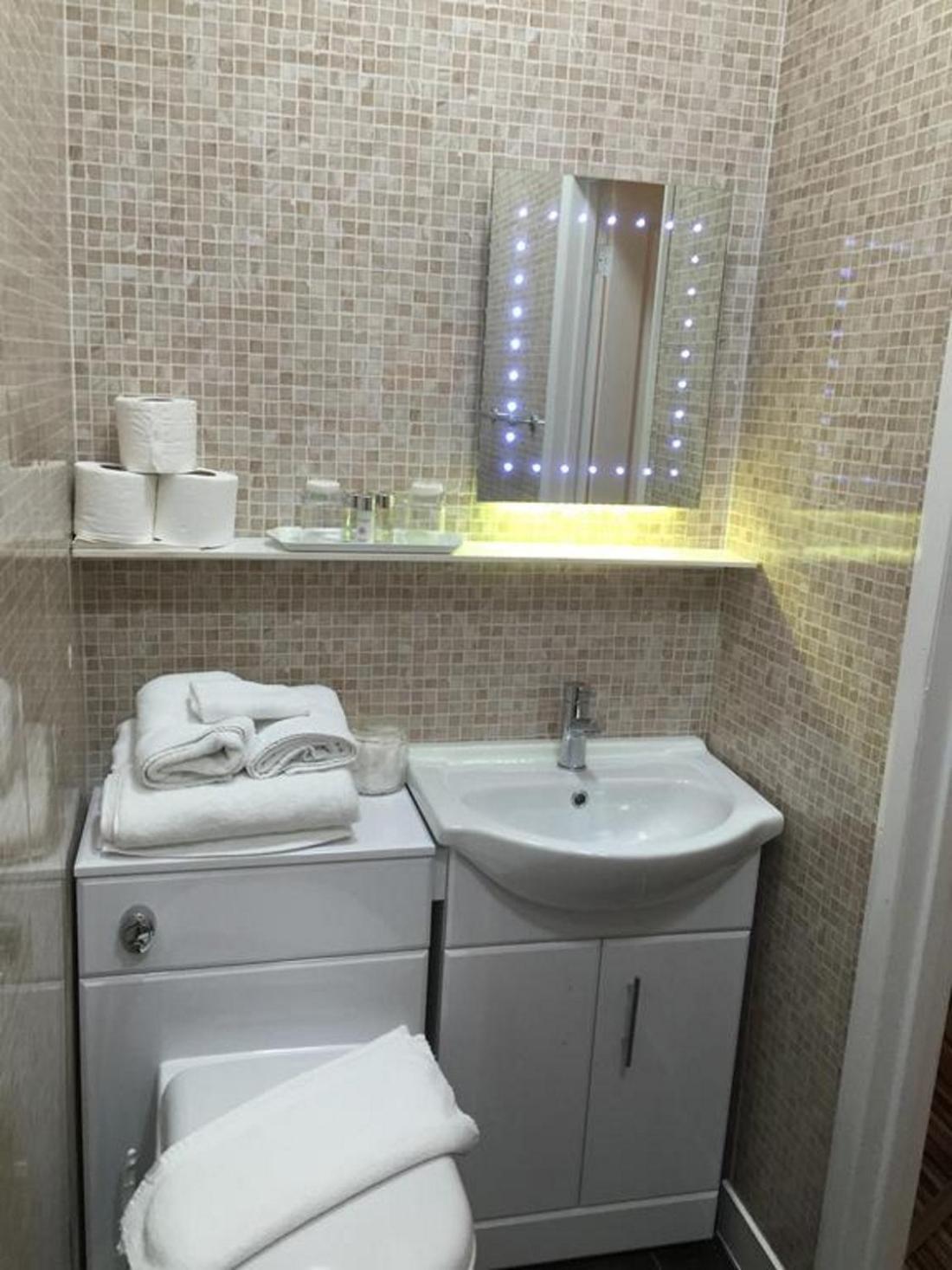 Double or Twin Room Private Bathroom