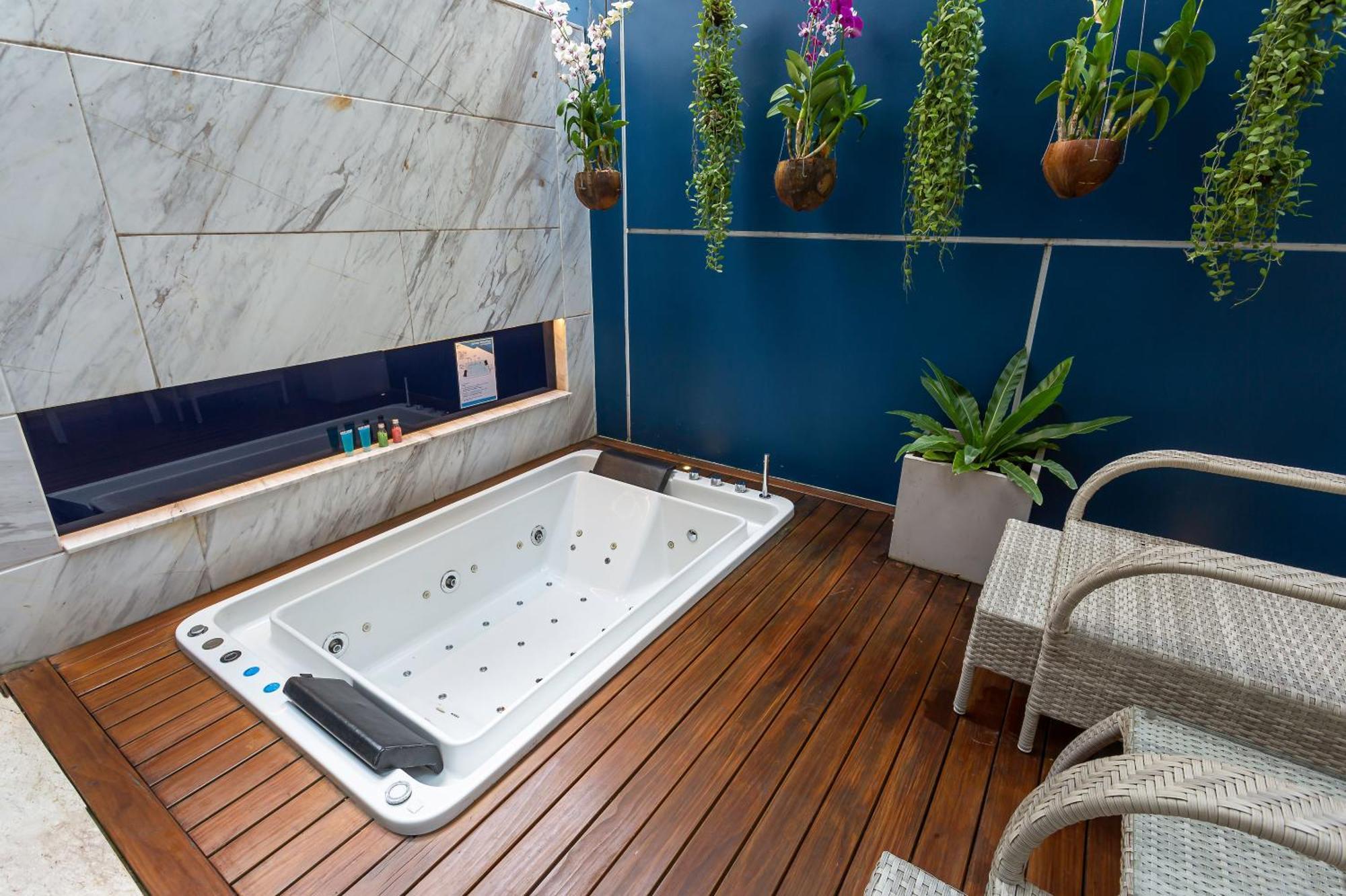 Deluxe Jacuzzi Room