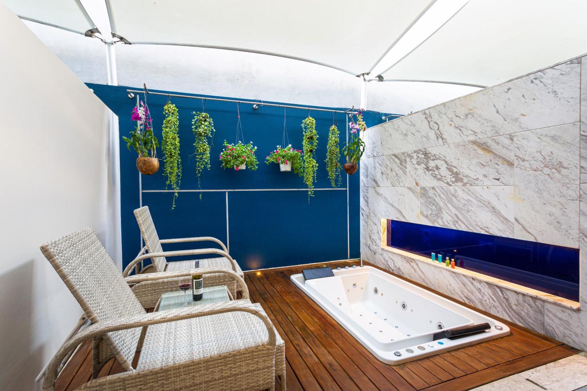 Deluxe Jacuzzi Room