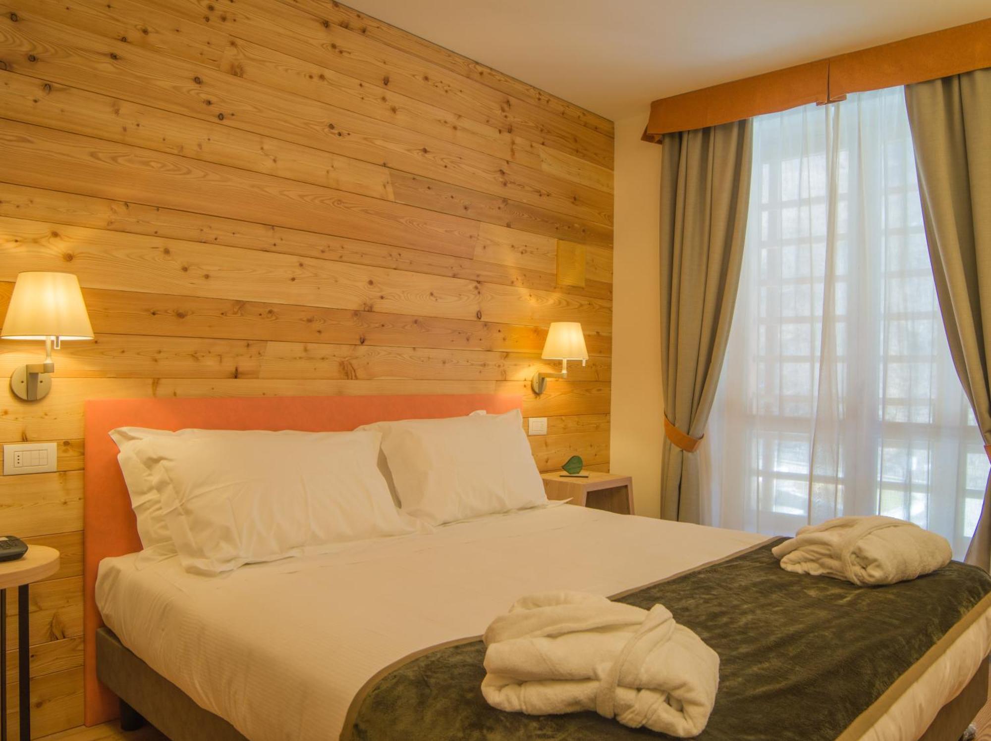 Deluxe Double Room,1216201873:JPEG