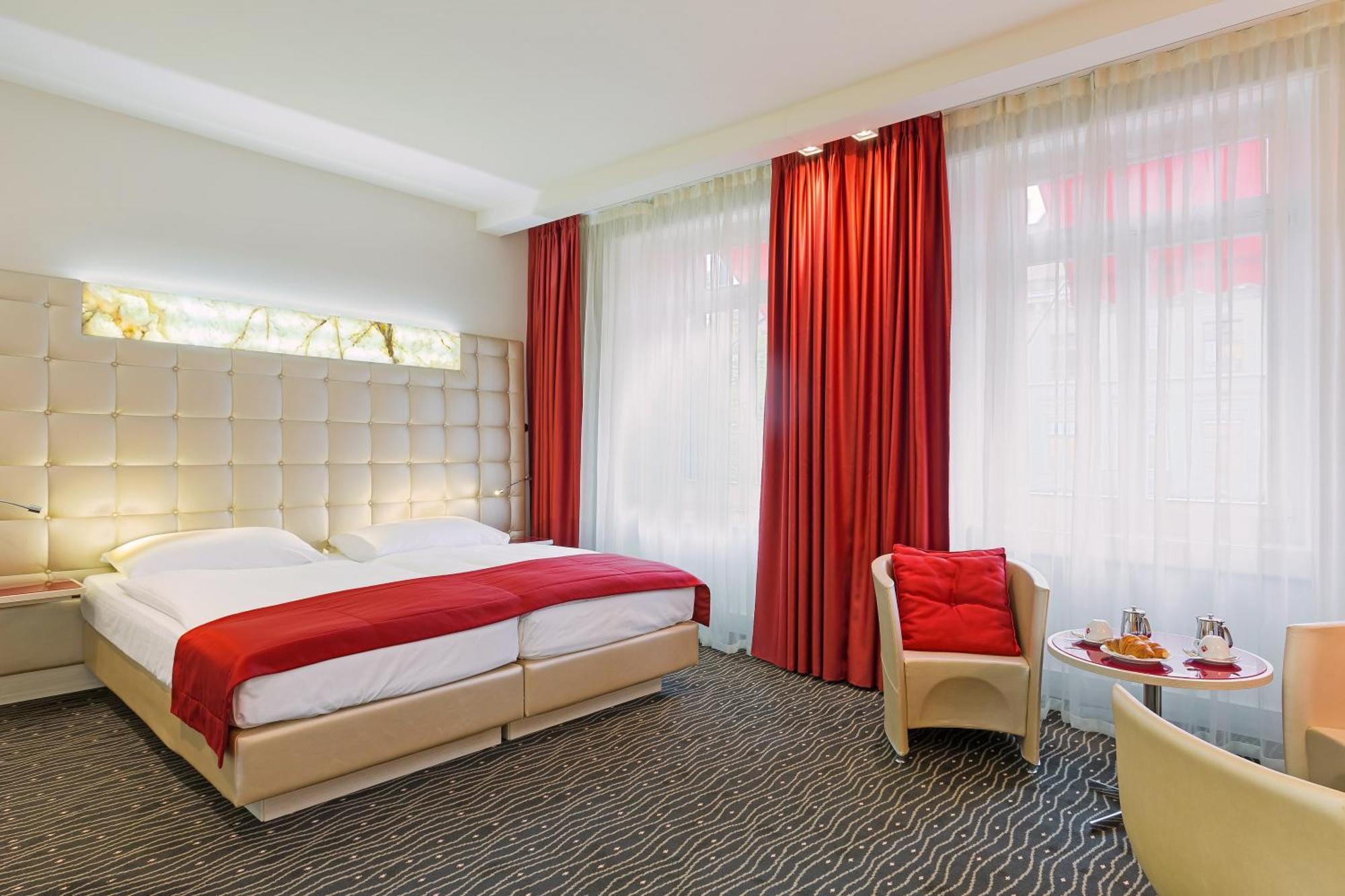 Doppelzimmer mit herrlicher Aussicht und Balkon