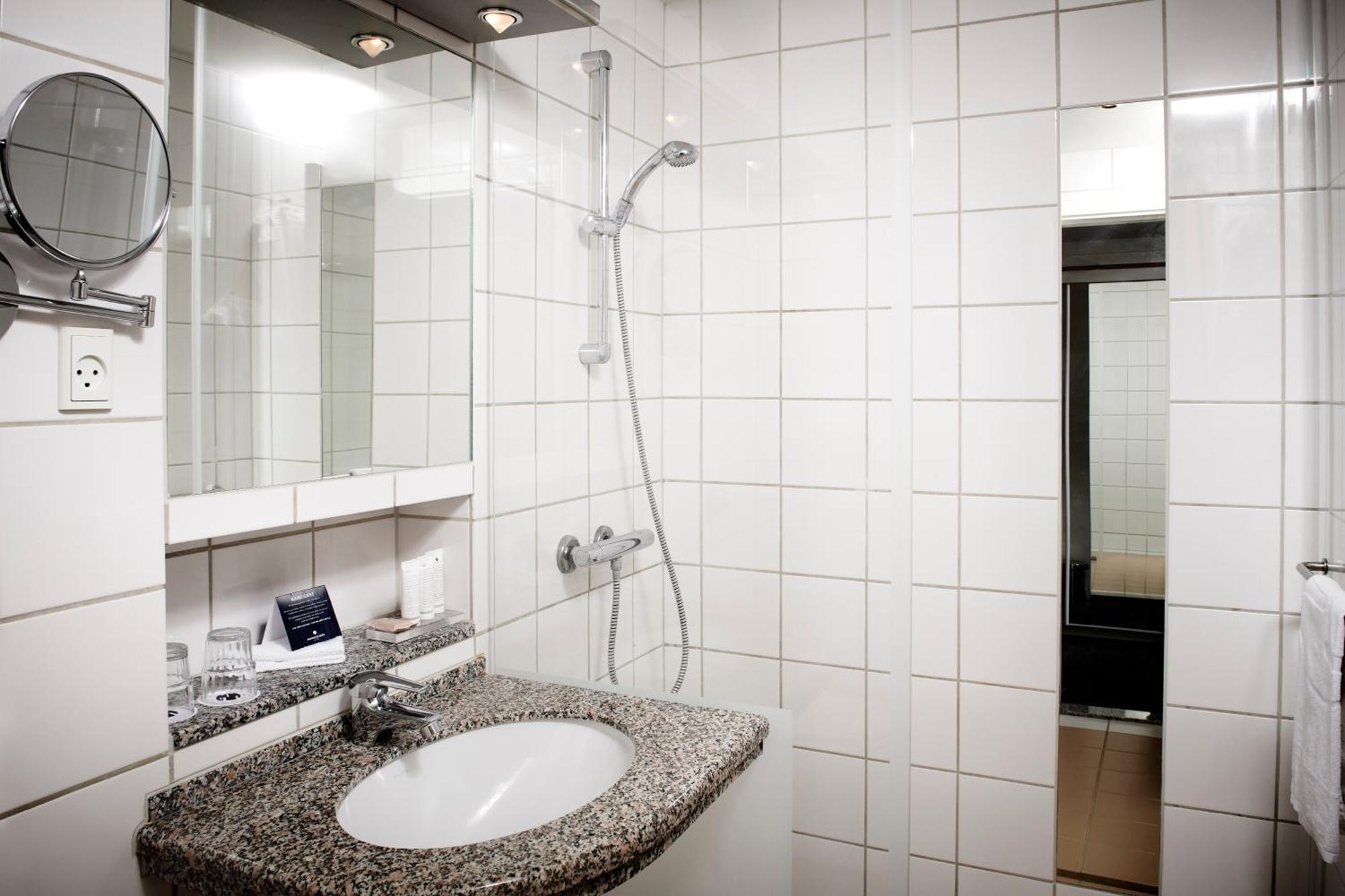Doppel-/Zweibettzimmer mit Balkon