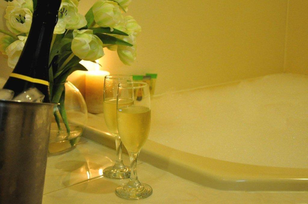 Queen Suite with Spa Bath