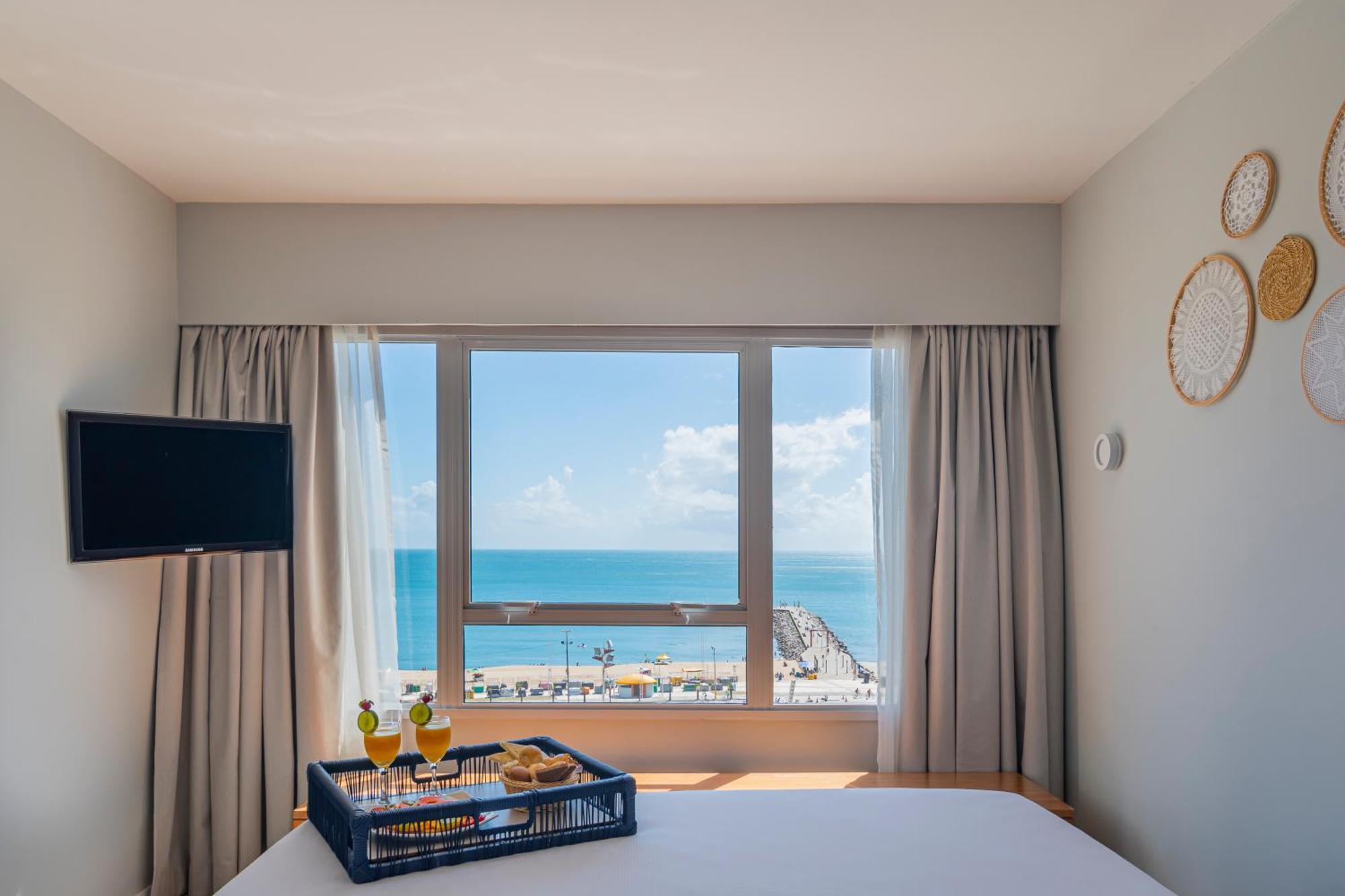 Zimmer mit Kingsize-Bett und Meerblick
