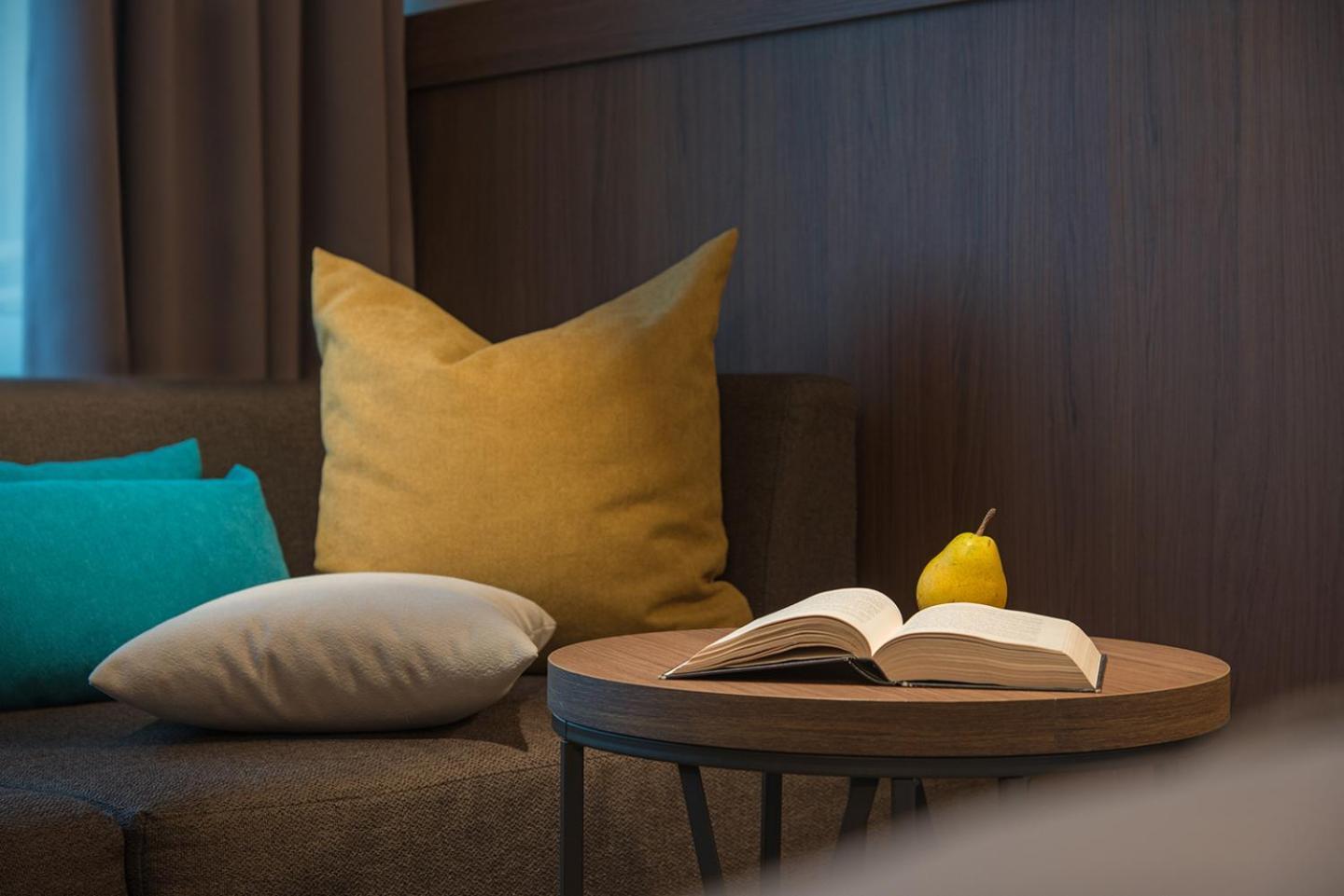 Deluxe Twin Room Street View Balcony Pool Access & WiFI