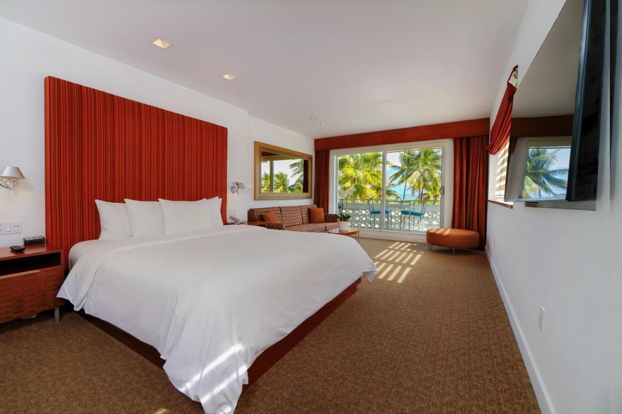 Zimmer mit Kingsize-Bett und Balkon