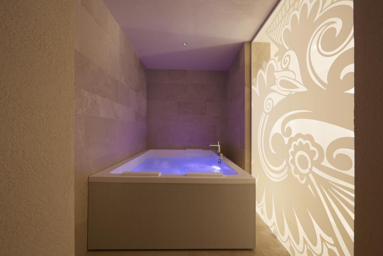 Suite Hot Tub,1263305542:JPEG