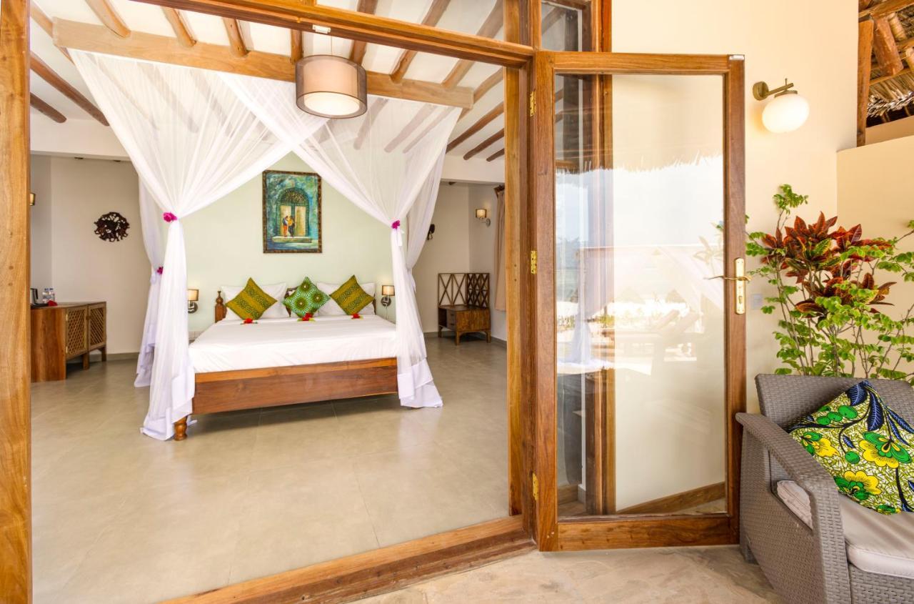 Bungalow am Strand mit Tauchbecken