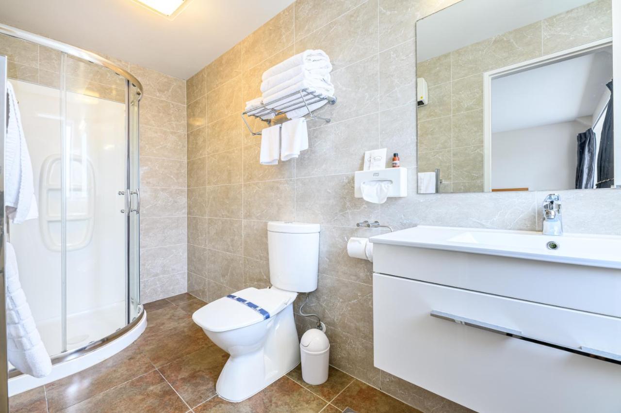 One-Bedroom Suite Kitchen