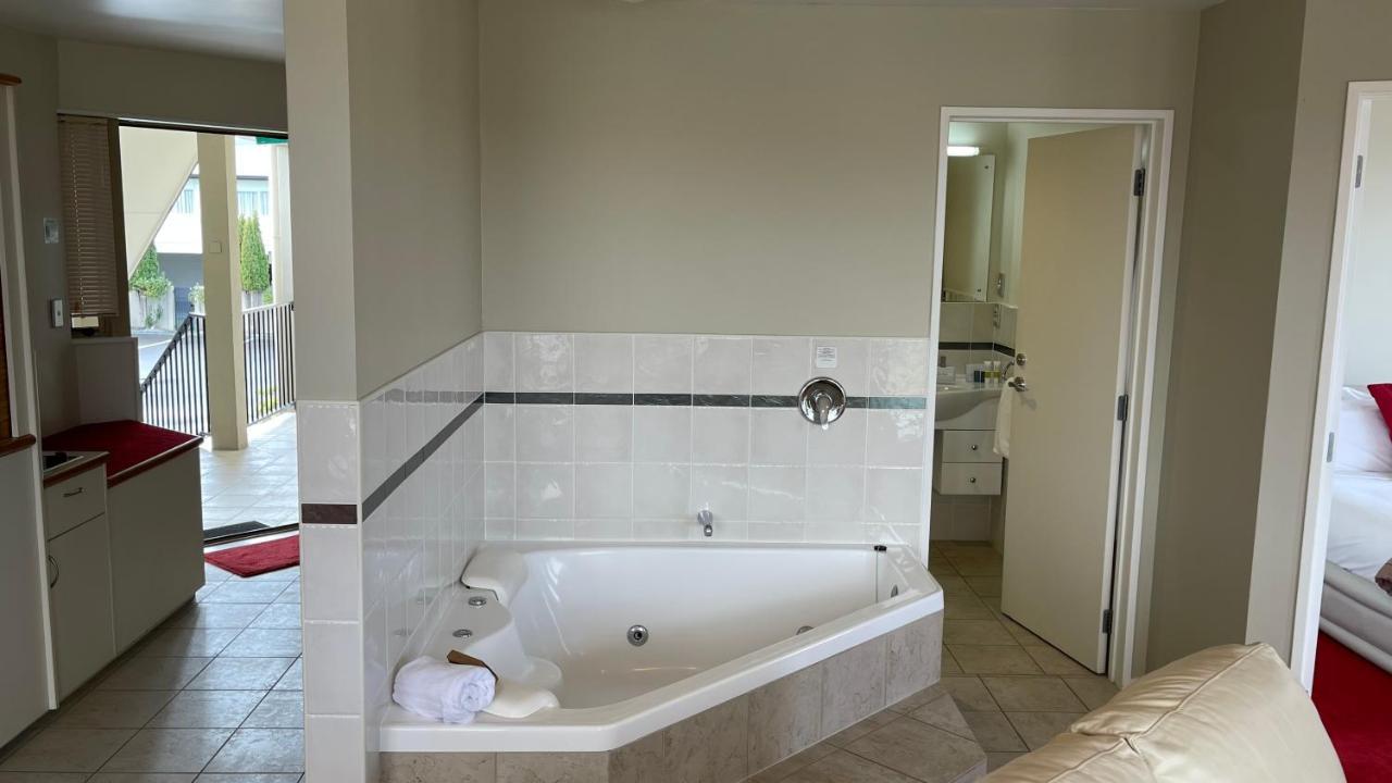 Deluxe Suite Spa Bath
