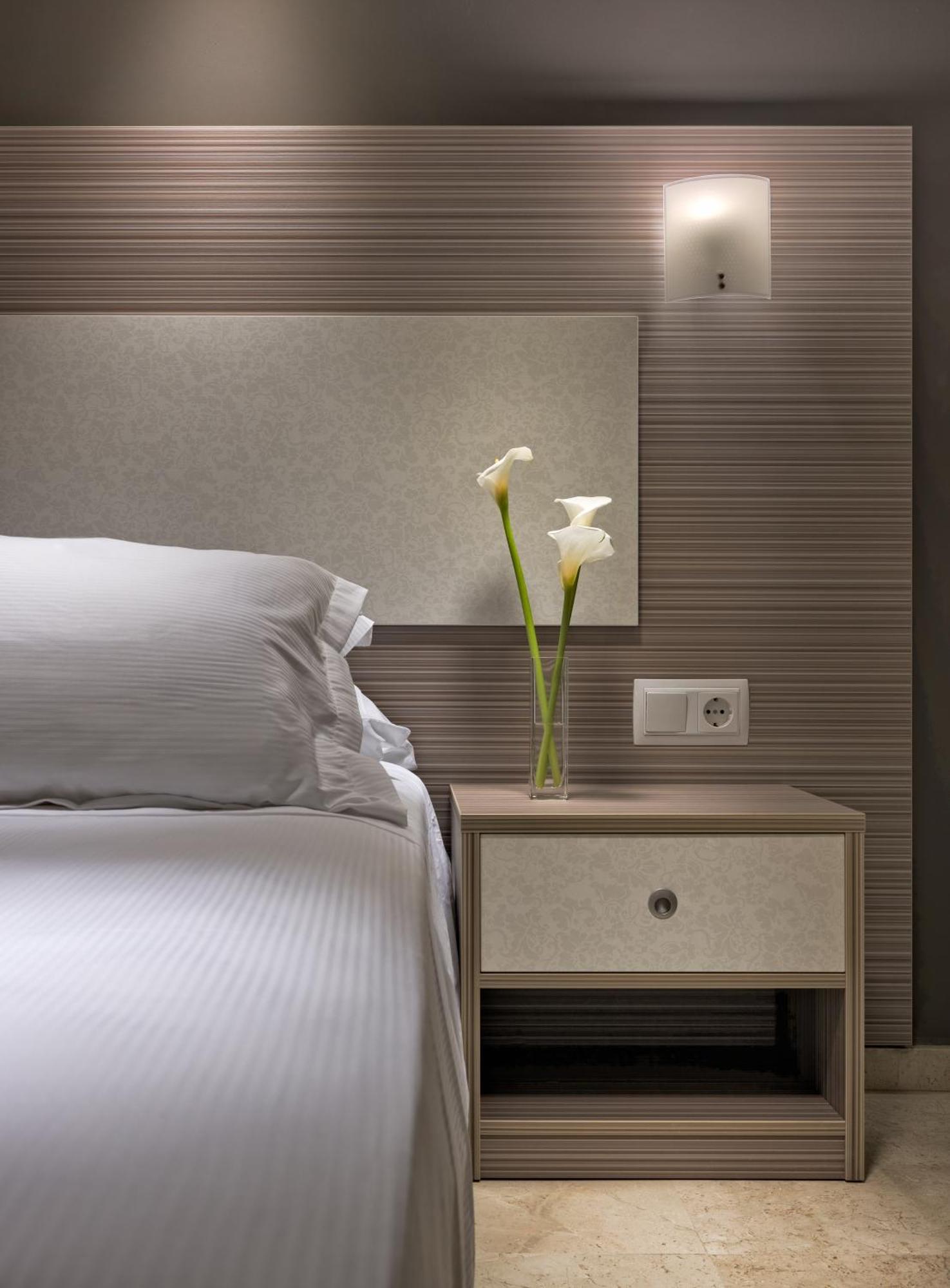 Chambre Double ou Lits Jumeaux avec Lit d'Appoint - Vue sur Piscine (2 Adultes + 1 Enfant de 10 Ans Maximum)