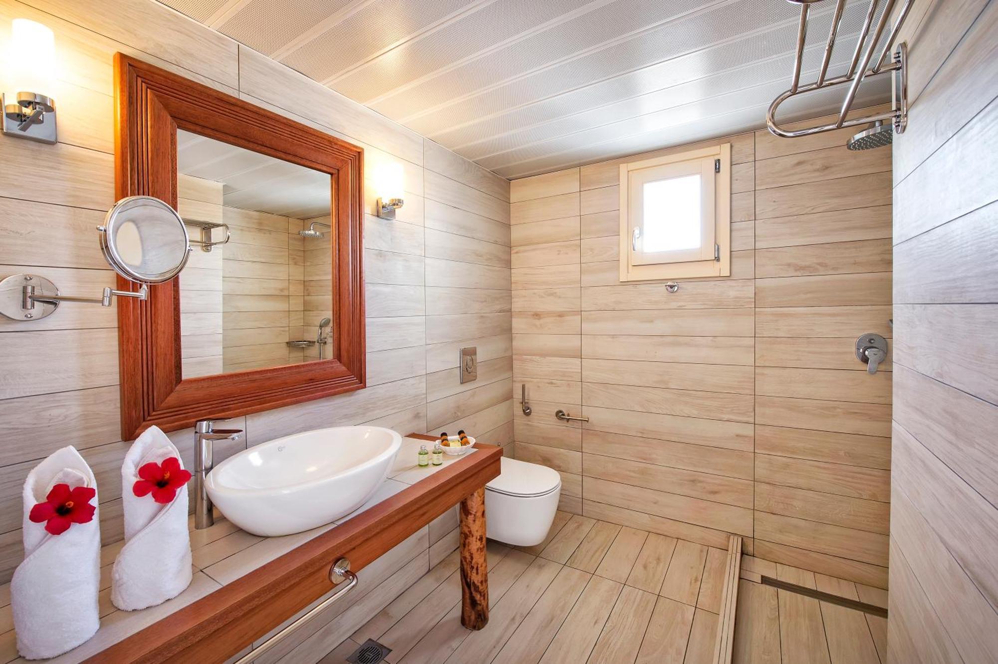 Suite Jetted Tub Split Level,1310858302:JPEG