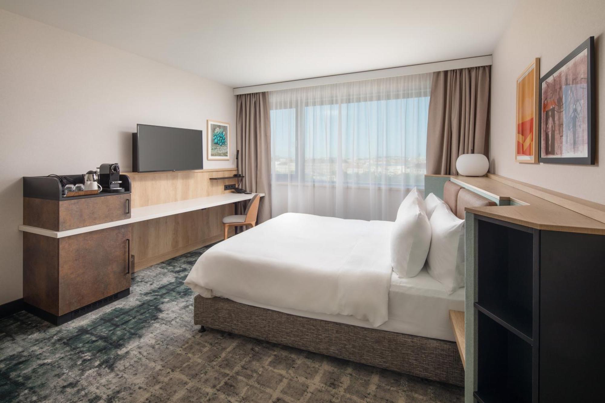 King Bed Premium access to Club Lounge
