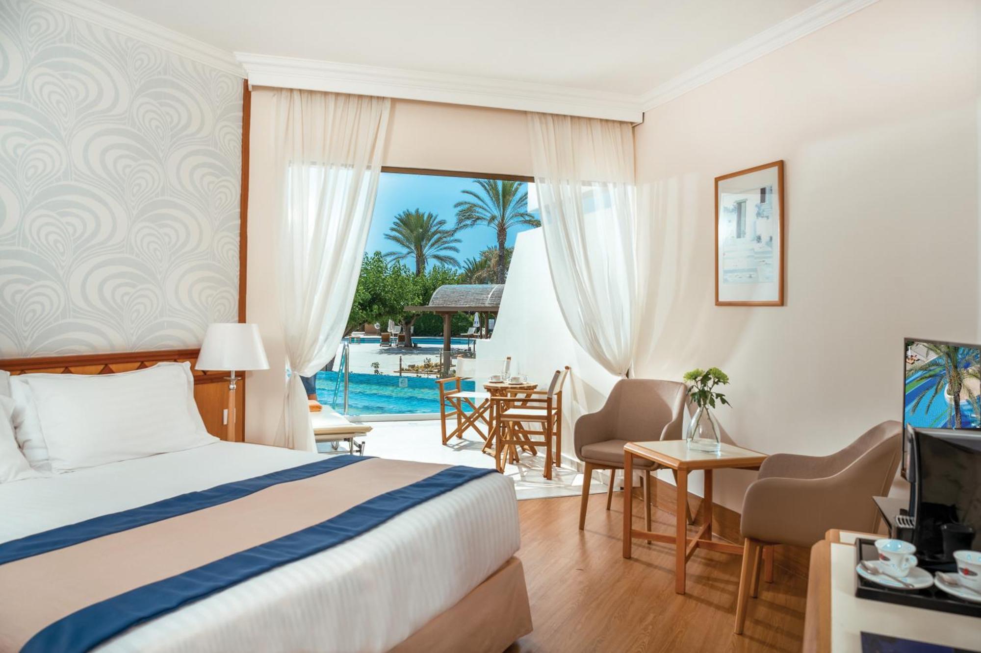 Superior Zimmer mit direktem Poolzugang und Landblick