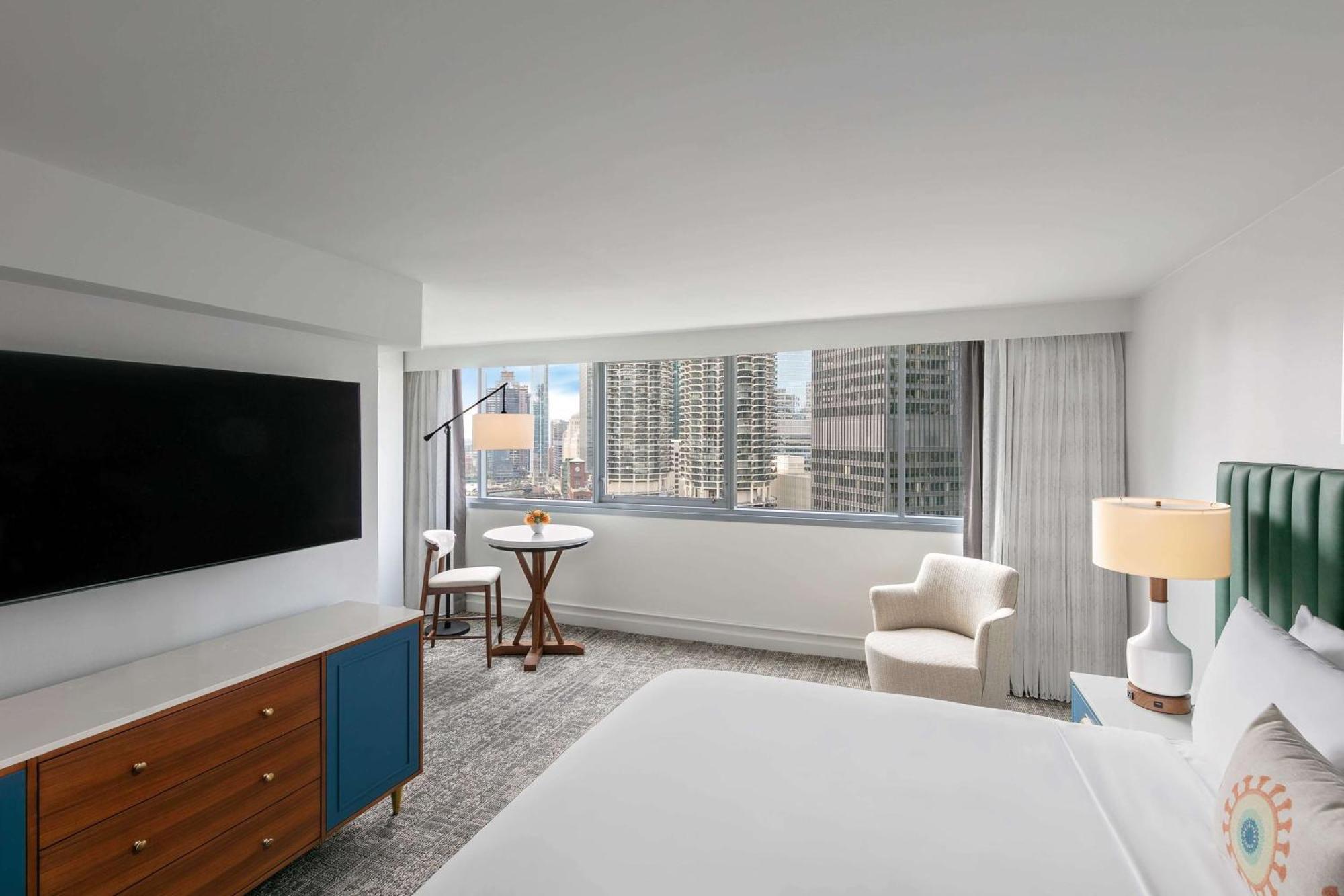 Cama extragrande y vistas a la ciudad