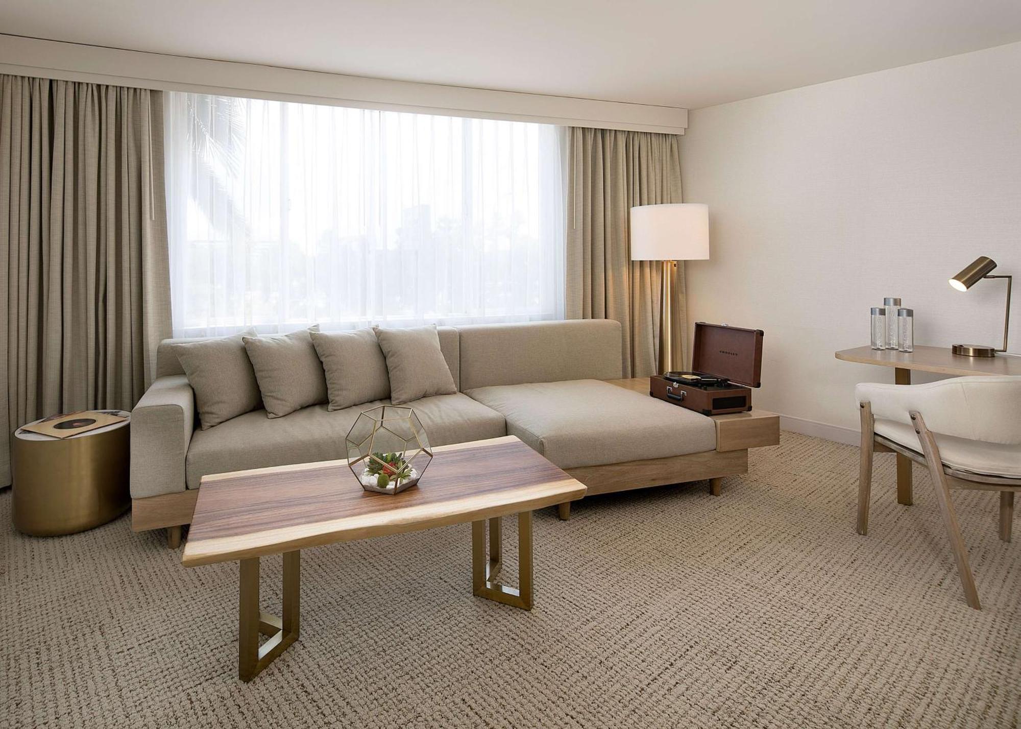 Junior Suite mit Kingsize-Bett und Sitzbereich