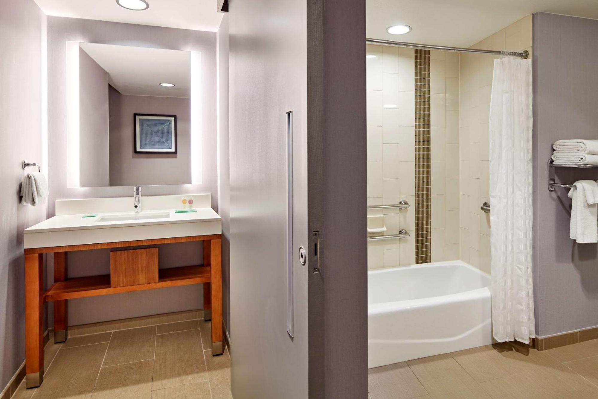 Zimmer mit Kingsize-Bett, Schlafsofa und barrierefreier Badewanne - barrierefrei