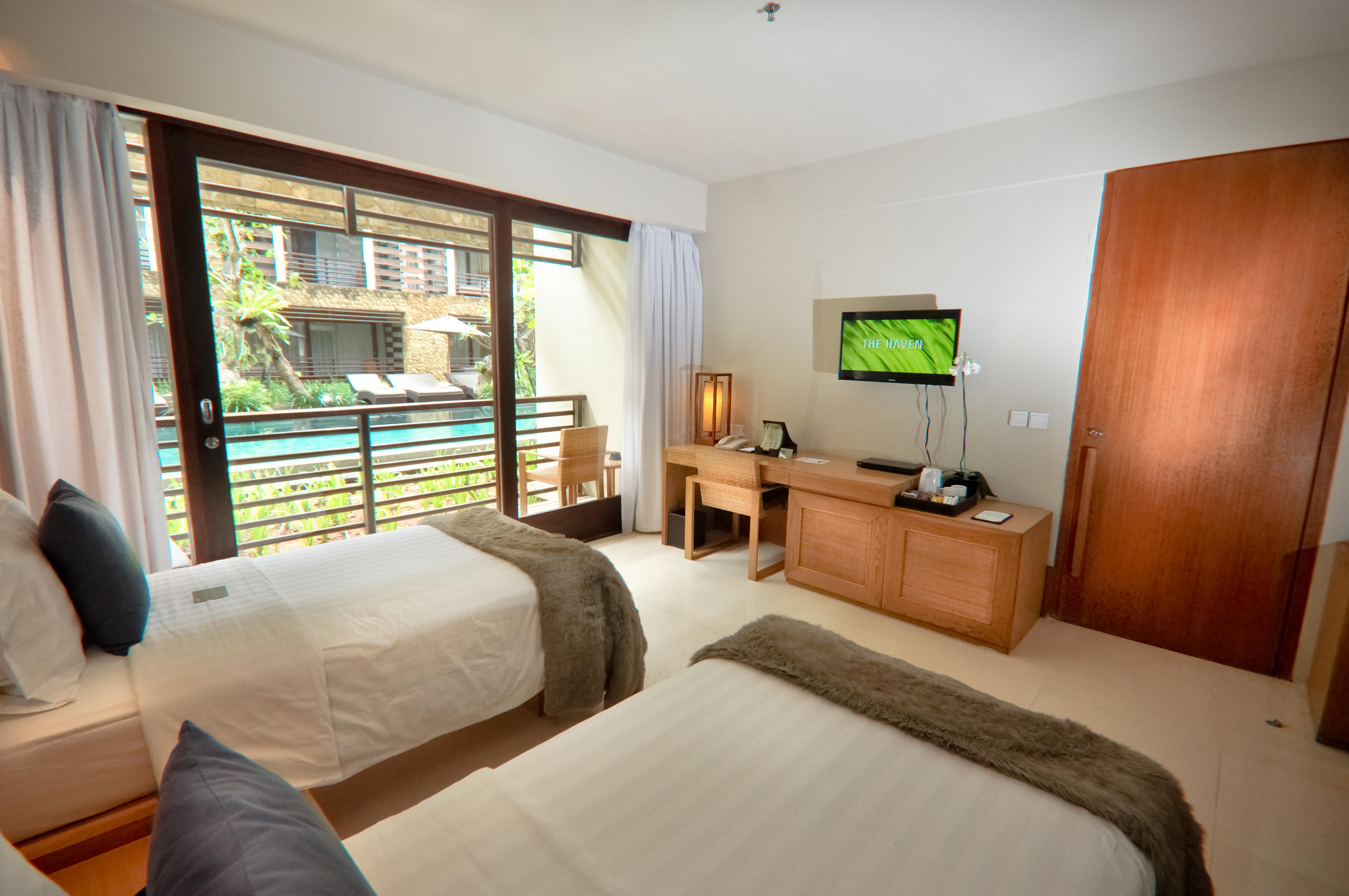 2-Bedroom Suite Pool View with Balcony