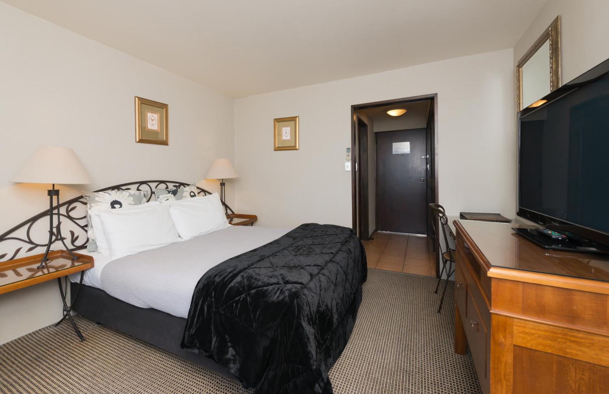 Standard Queen Room Lake View
