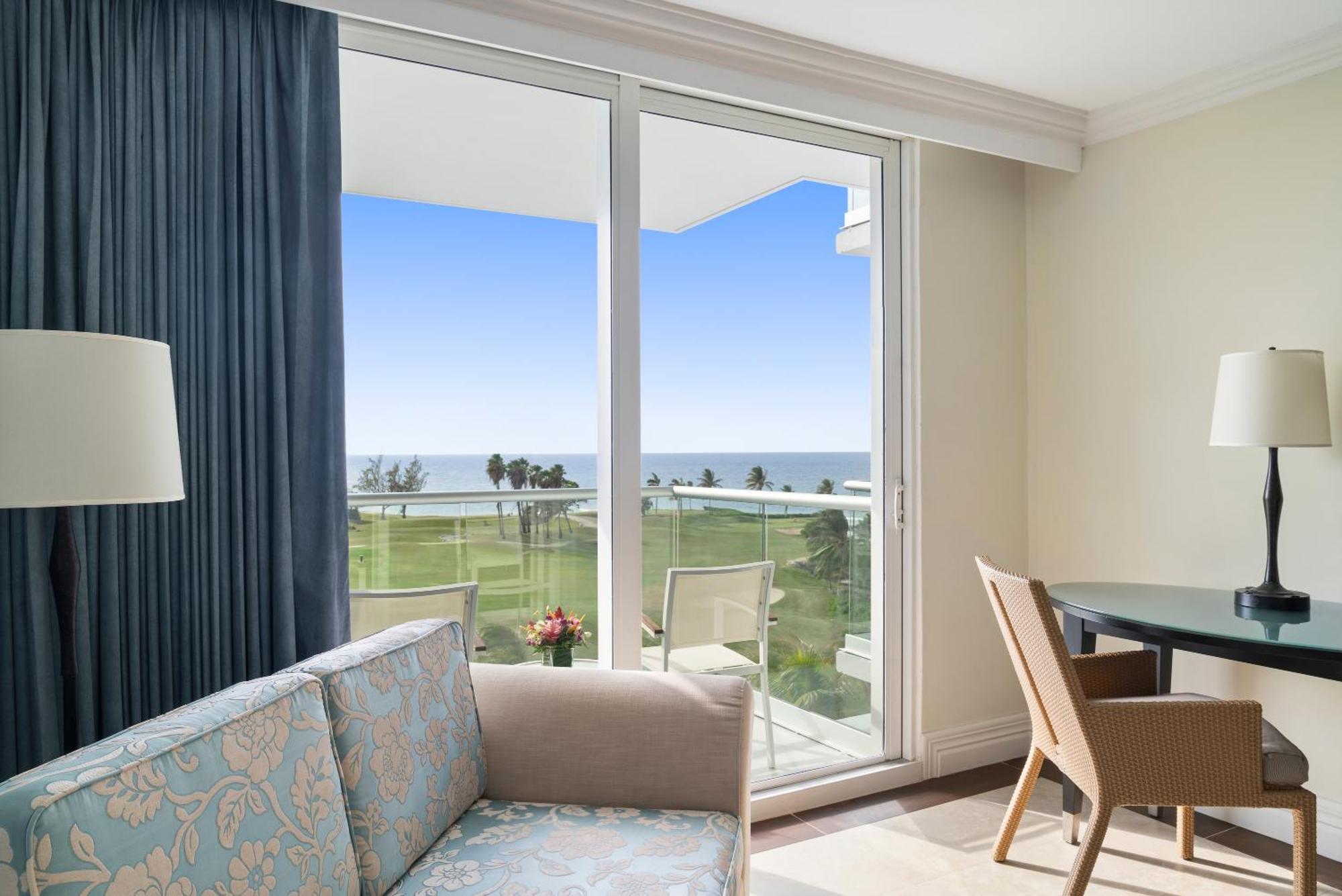 Habitación con vista parcial del océano y 1 cama extragrande