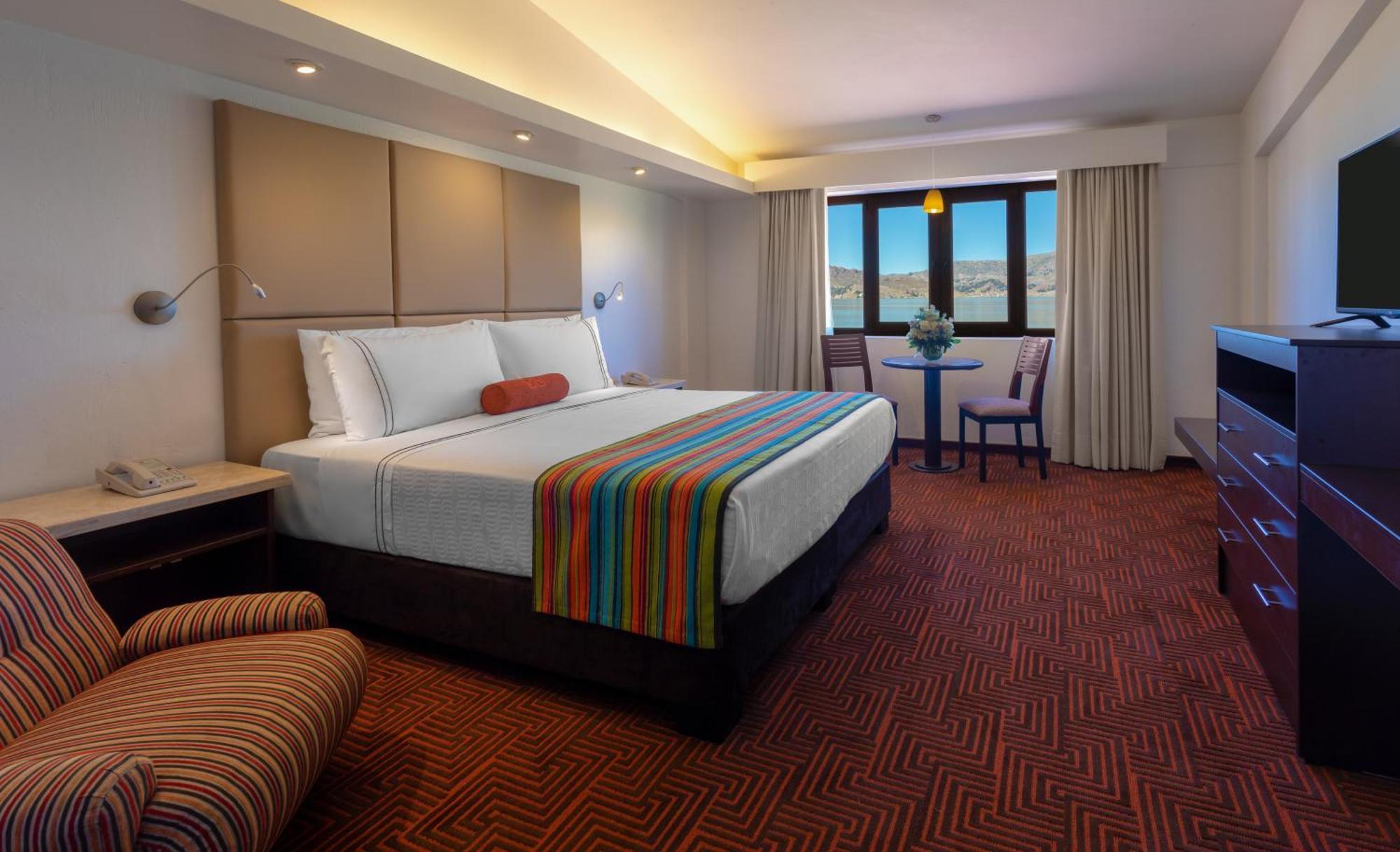 Habitación con cama extragrande y vistas al lago