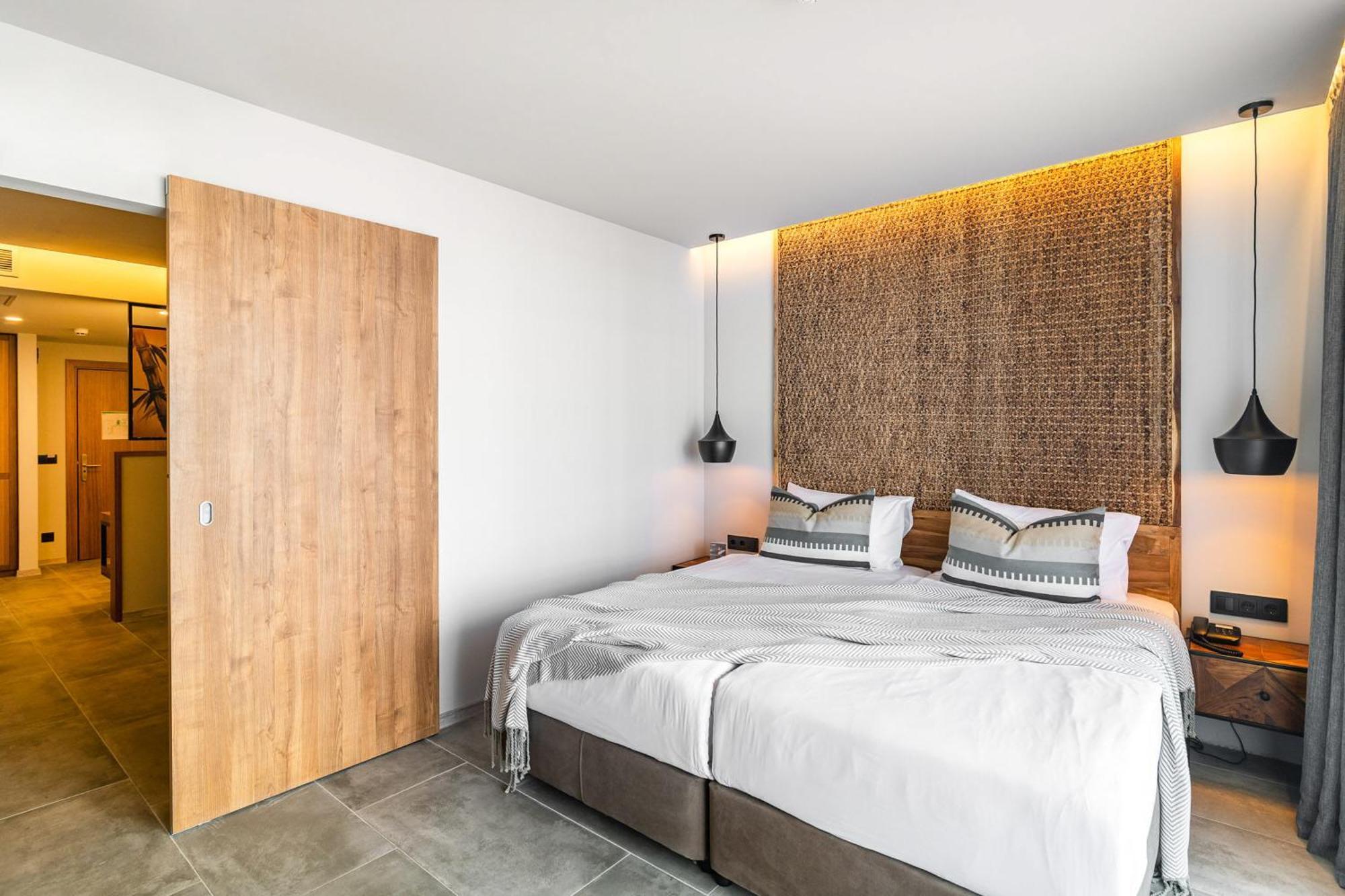 Family Room (4 Persons) – Free Private Beach & Aquapark Access