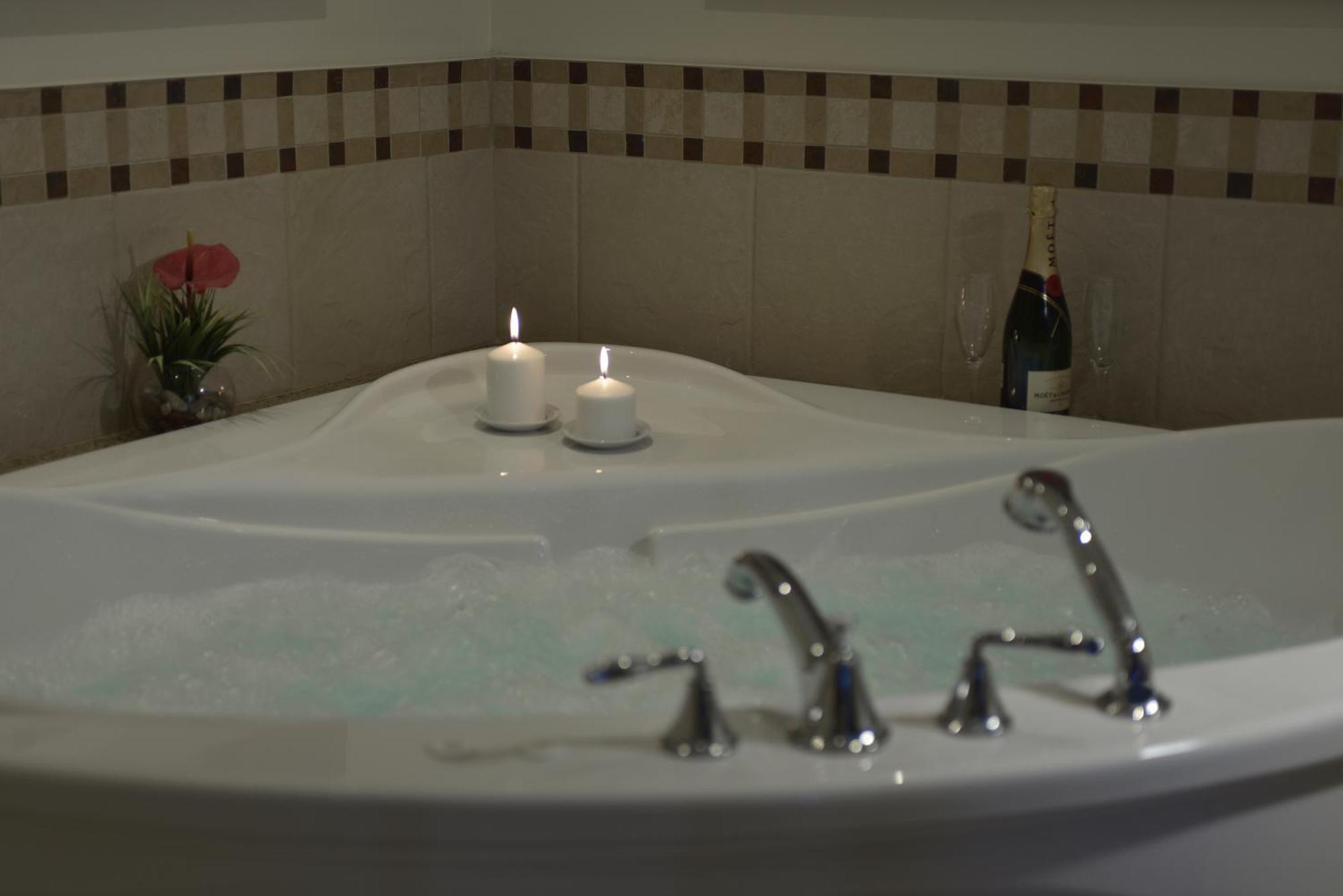 Queen Suite with Spa Bath - Non-Smoking