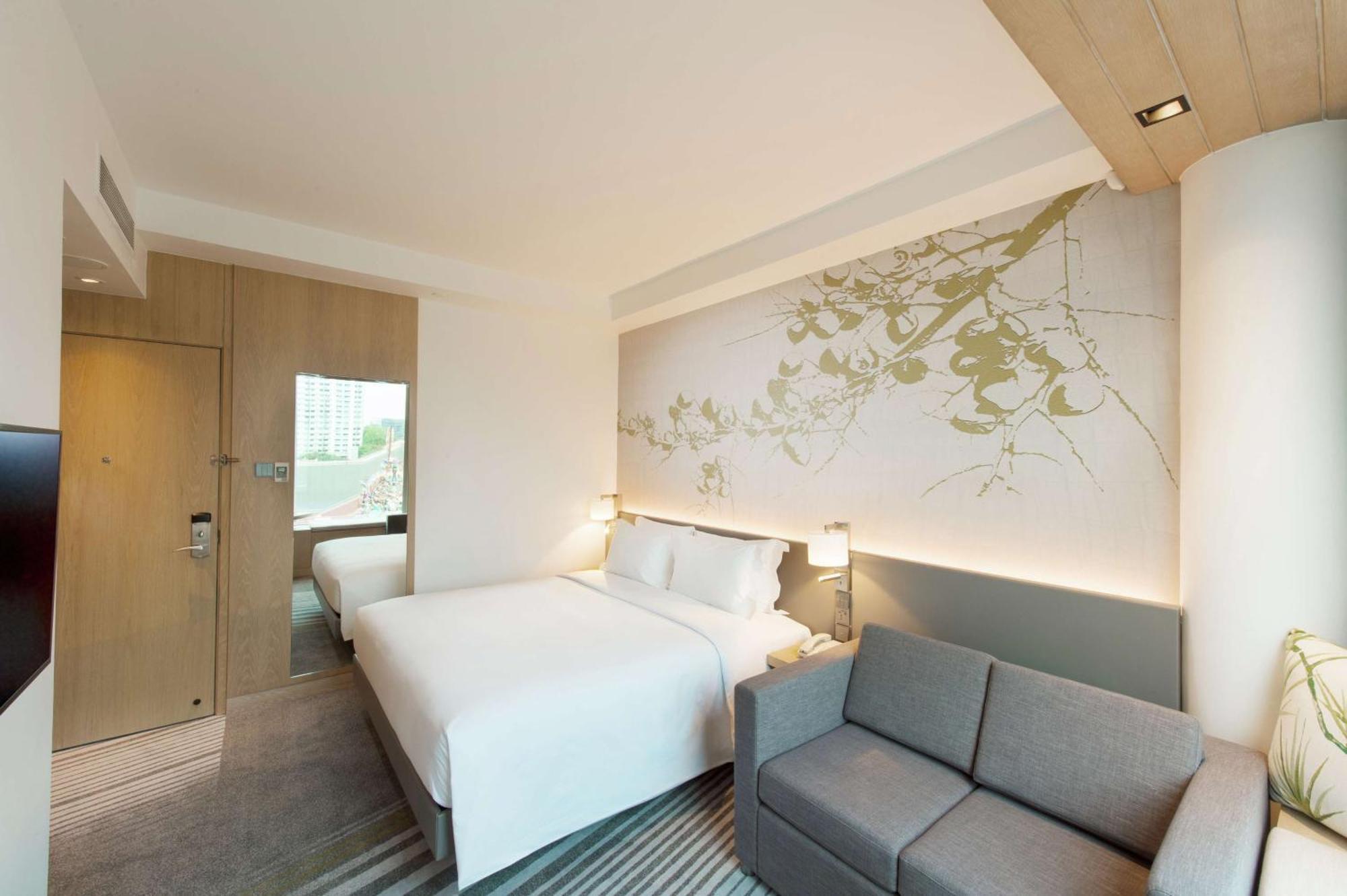 Zimmer mit Kingsize-Bett und Schlafsofa