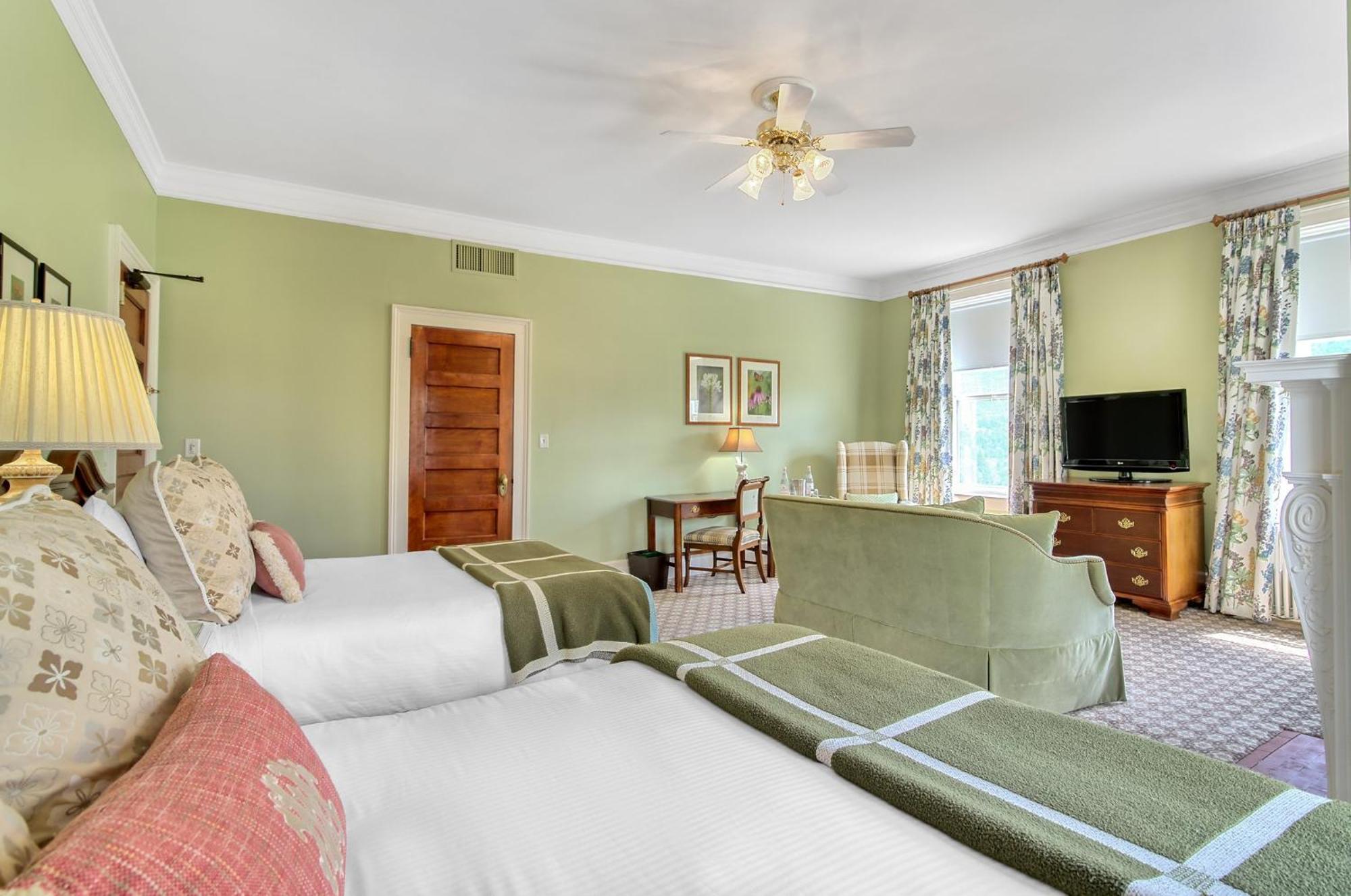 Deluxe Room 2 Queen Beds Mountain View
