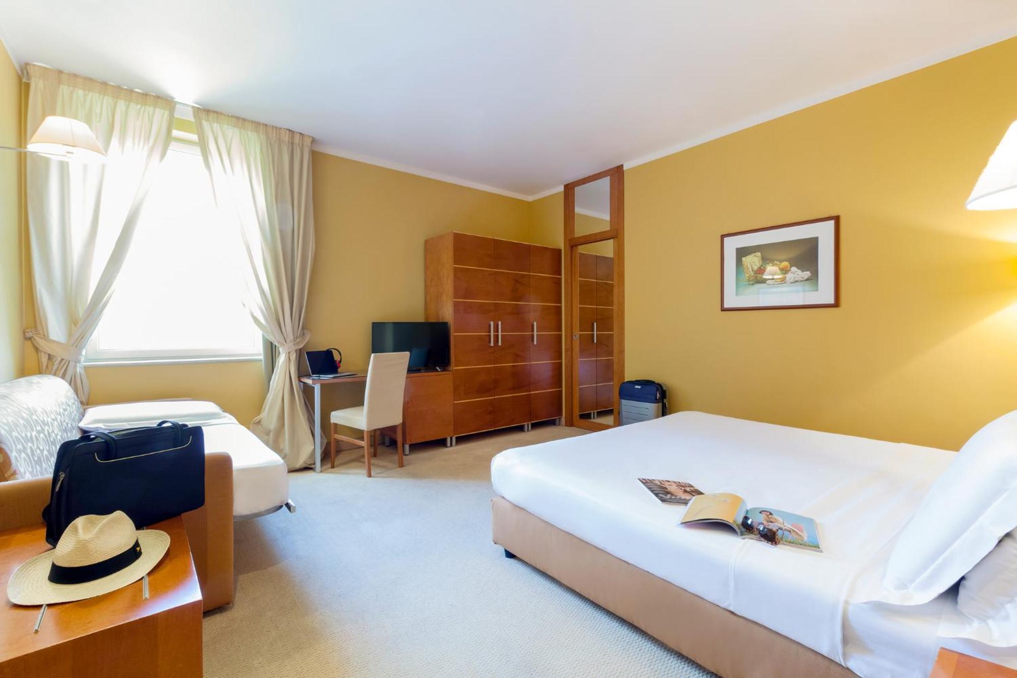 Standard Double Room One Single Bed