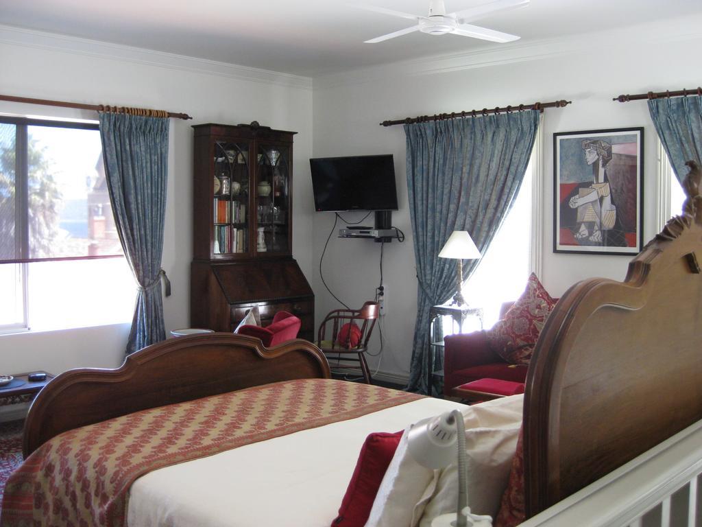 Deluxe Queen Suite with Harbour View