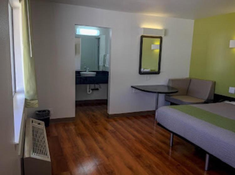 Habitación con cama extragrande.