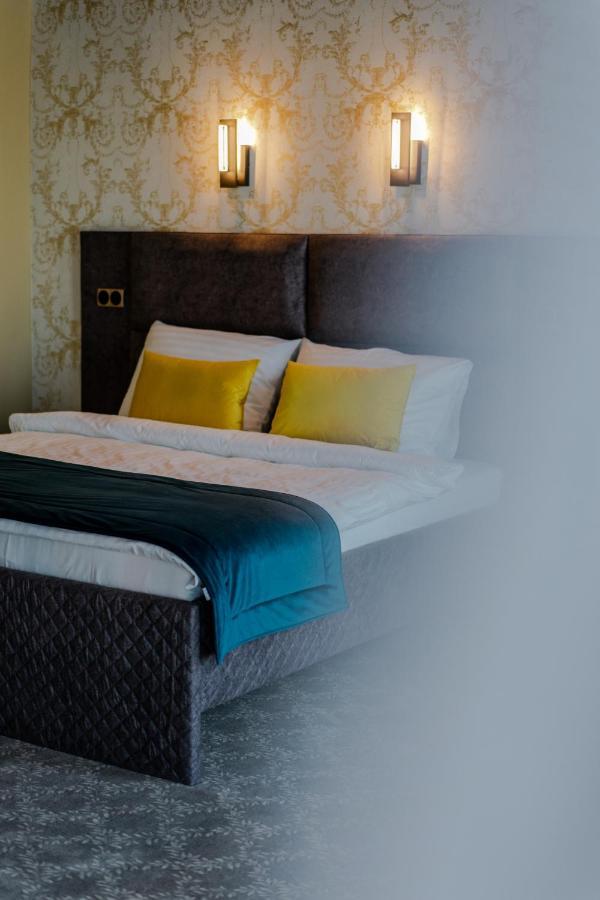 Deluxe Double Room (2 Adults + 1 Child)