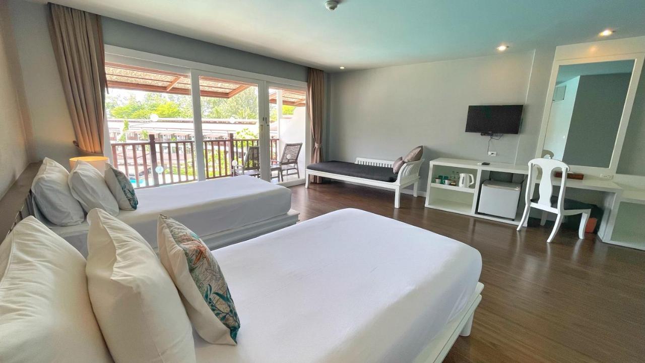 Studio Pool View Room