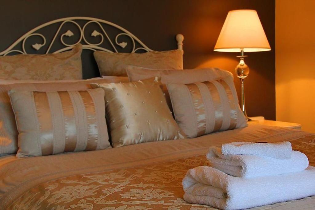 Acacia Queen Suite
