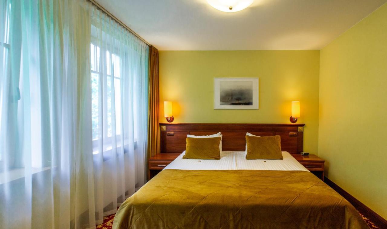 Doppel- oder Zweibettzimmer mit Zugang zur Sauna und zum Whirlpool