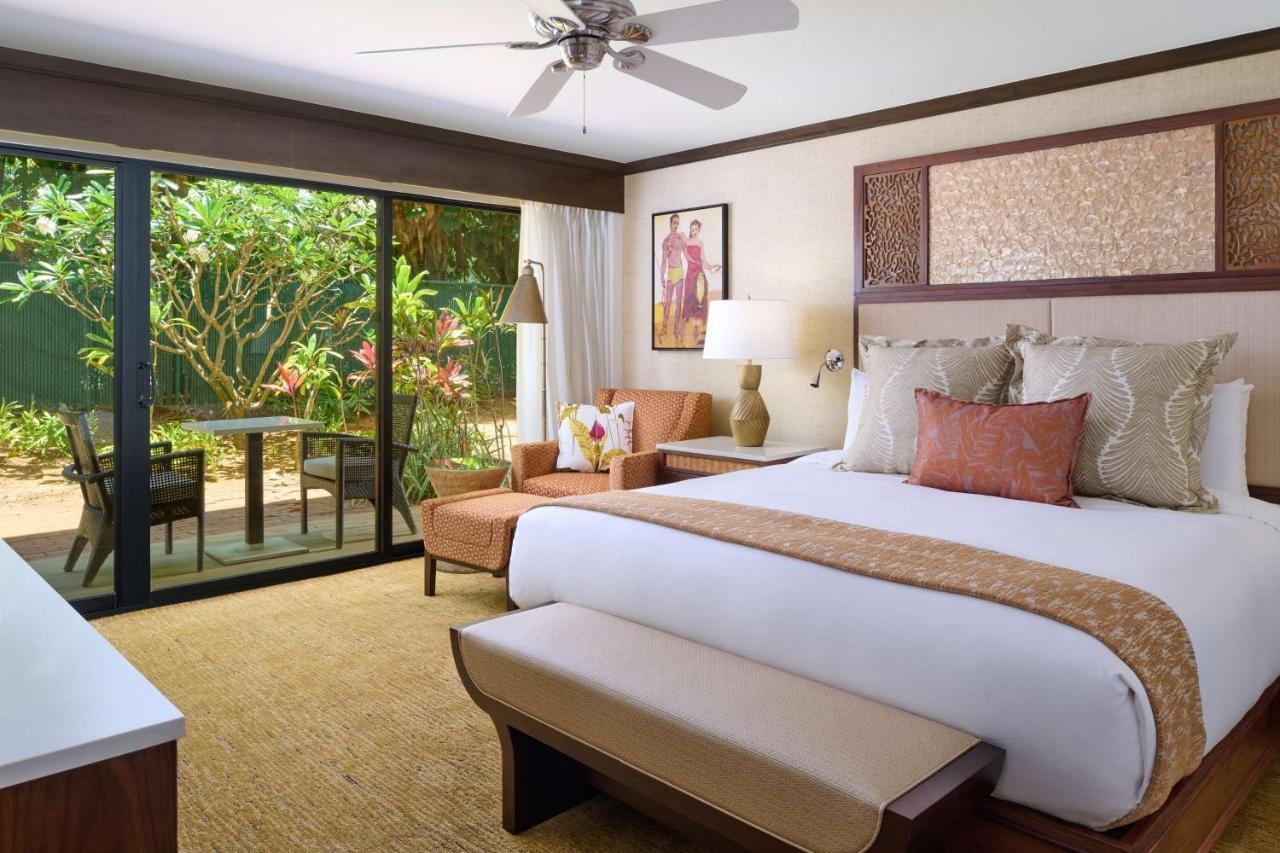 Habitación con cama extragrande y vistas al jardín