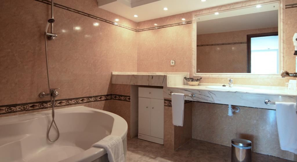 Family Room,227714567:JPEG