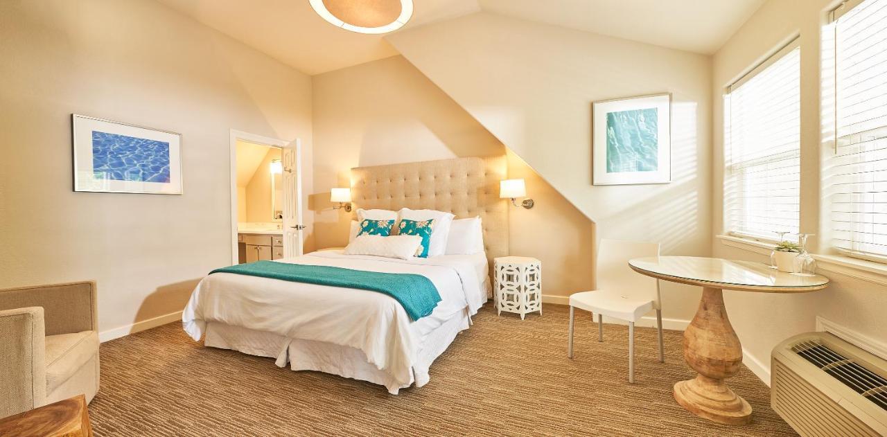 Habitación con cama extragrande y vistas al jardín