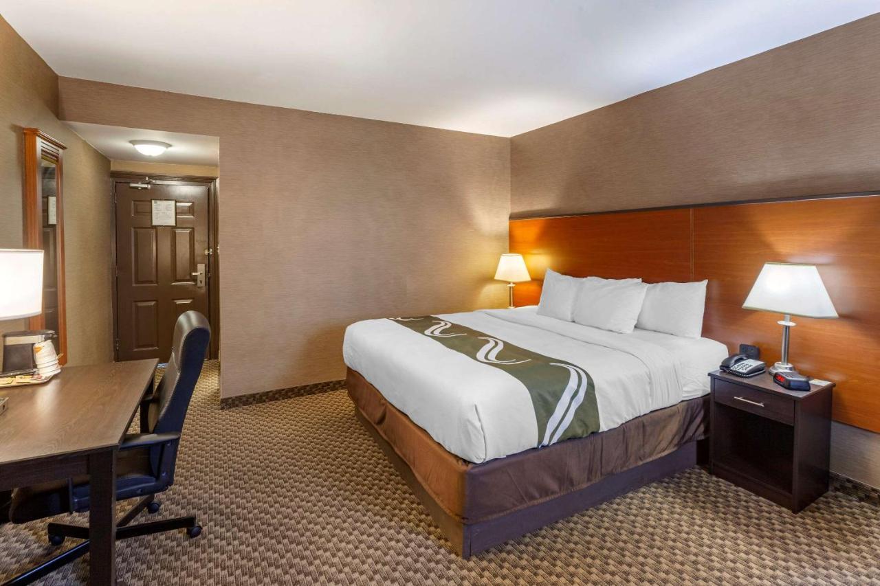 Habitación con cama grande