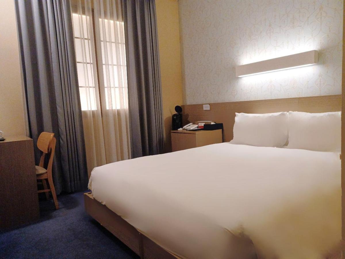 Double Room No Window