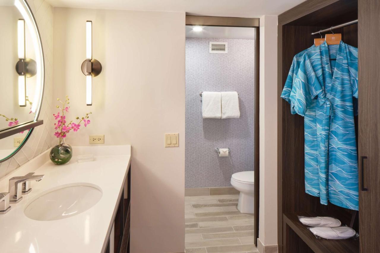 Deluxe Ocean View 1 King Bed