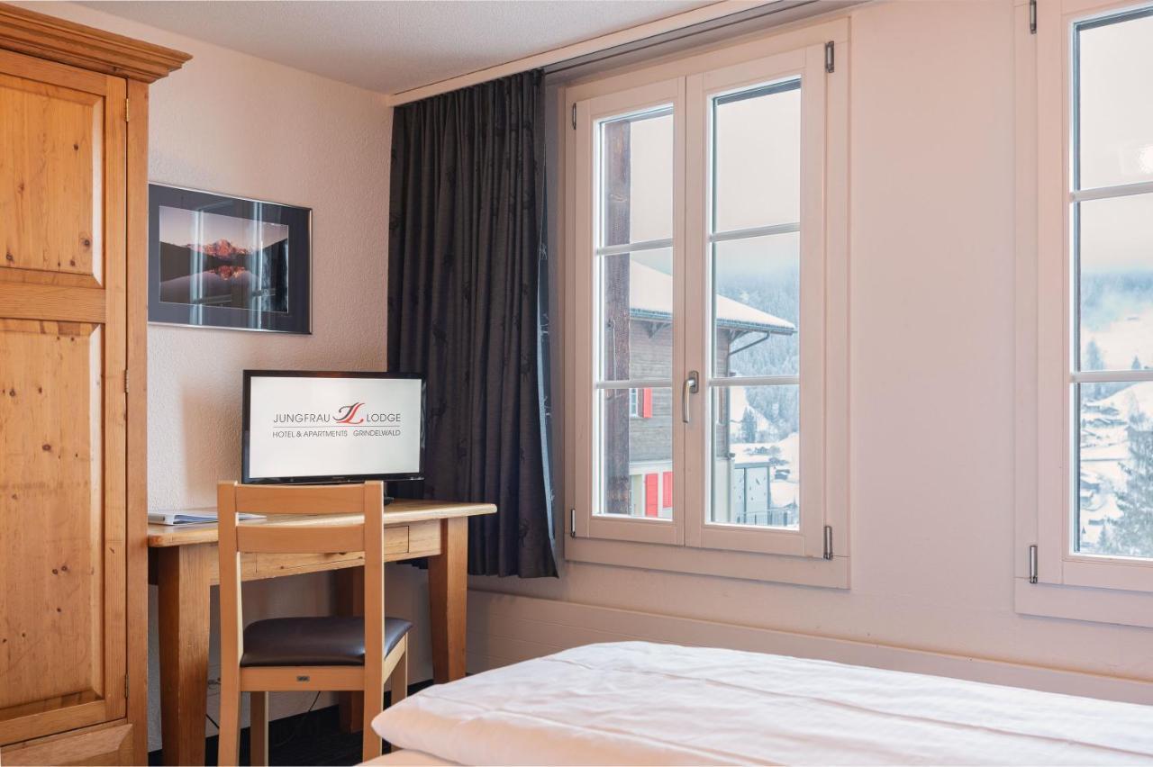 Doppelzimmer mit eigenem Bad und Blick auf den Eiger
