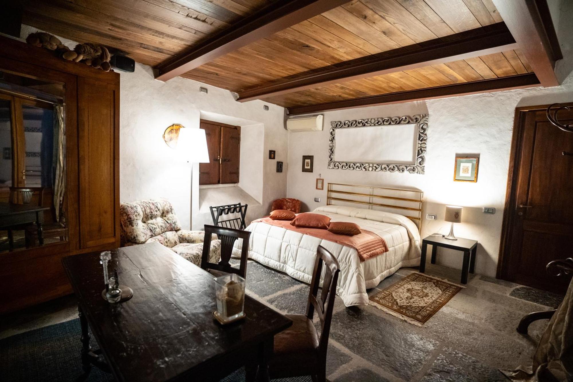 Large Double Room,1333004420:JPEG