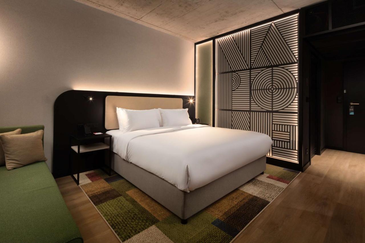 Habitación con cama extragrande y sofá cama