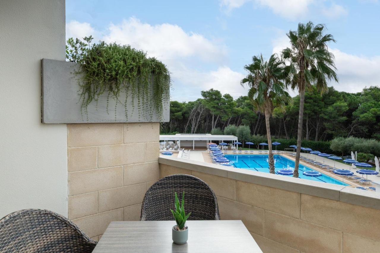 Doppel- oder Zweibettzimmer zur Einzelnutzung mit Blick auf den Pool